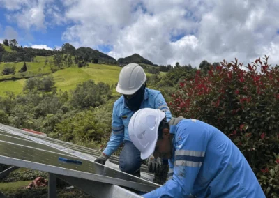 Técnicos de Santana Ingeniería instalando paneles solares fotovoltaicos en Zipaquirá, Cundinamarca