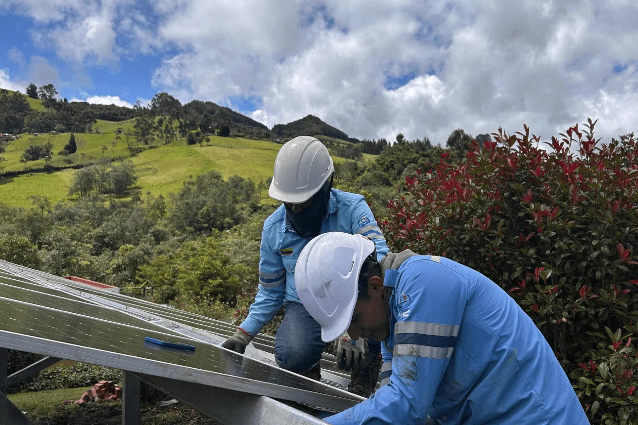 Técnicos de Santana Ingeniería instalando paneles solares fotovoltaicos en Zipaquirá, Cundinamarca